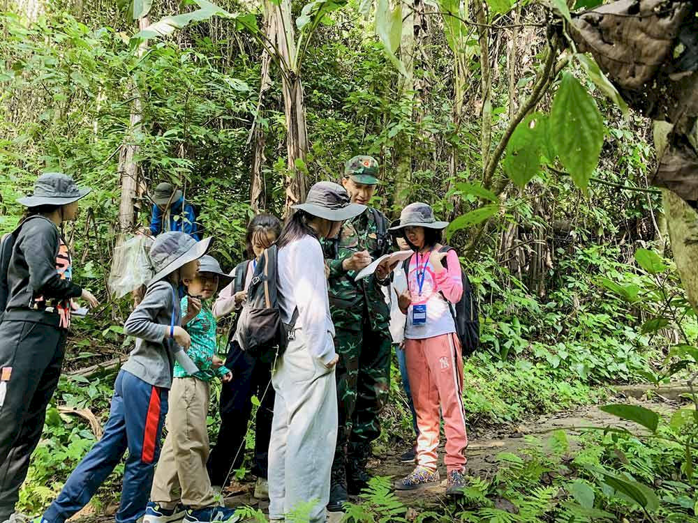 Du khách tham quan điểm đa dạng sinh học